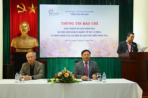Tổng cục trưởng TCDL Nguyễn Văn Tuấn và Phó Chủ tịch Hiệp hội Du lịch Việt Nam Vũ Thế Bình chủ trì cuộc họp báo
